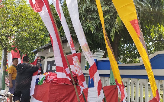 Jelang Bulan Kemerdekaan Penjual Bendera Merah Putih Mulai Menjamur Di